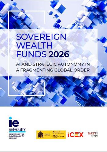 Portada del informe Sovereign Wealth Funds 2026, dedicada al impacto de la inteligencia artificial y la autonomía estratégica en un entorno global fragmentado. Destaca un diseño abstracto en tonos azules con formas tridimensionales y logotipos de IE University e ICEX.