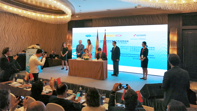 La consejera delegada de ICEX firma el acuerdo en presencia de la ministra de Industria, Comercio y Turismo en funciones